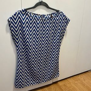 Fitted blouse, white with blue & black chevron design